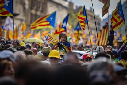 Una nena entre estelades dels assistents a la mobilització de Barcelona convocada per les entitats independentistes per la Diada.