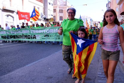 Participants en la manifestació de la Diada de Tortosa recorrent l'avinguda de la Generalitat.