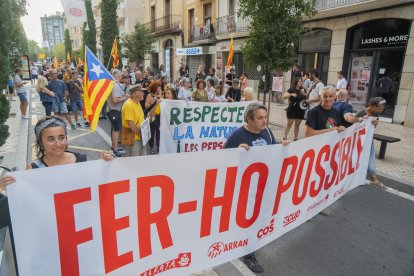 Imatge de la gent concentrada caminant pels carrers de Reus durant la mobilització independentista per l’11 de setembre.