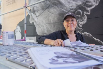 La pintora plàstica i artista Samantha Bosque ha estat treballant en el mural del carrer Apodaca tota aquesta setmana.