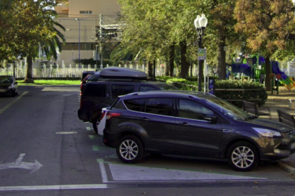 Imatge d'alguns cotxes estacionats a la plaça dels Carros de Tarragona.