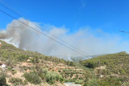 Fum d'un incendi al municipi de Porrera.