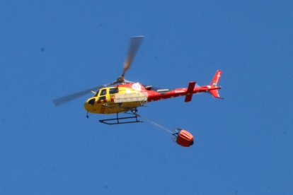 Un helicòpter d'extinció dels Bombers treballant a l'incendi de Cabacés.