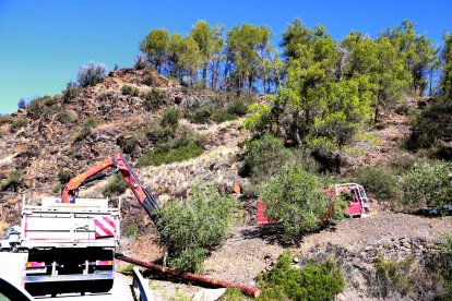 Operaris treballen en la reparació de la xarxa elèctrica a la zona afectada per l'incendi de Porrera.