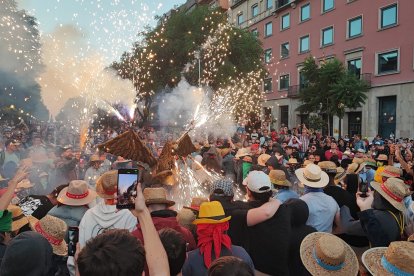 El Griu Petit va néixer l’any 2019 de la mà de l’Associació de Veïns Vall de l’Arrabassada i Músics, que aquell any van organitzar una Mostra de Bestiari Singular de Foc.