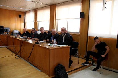 Els advocats dels cinc homes condemnats per diversos delictes relacionats amb la venda de droga a Reus, a l'inici del judici celebrat a l'Audiència de Tarragona.