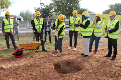 L'alcaldessa de Reus, Sandra Guaita, enterrant una càpsula del temps al solar de la nova promoció d'habitatge social al barri Mas Iglesias de Reus.