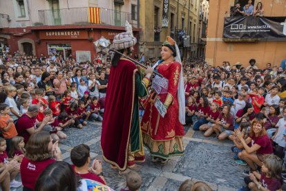 Milers de persones van omplir ahir les escales de la Catedral i les places i carrers de la Part Alta per gaudir de la Baixadeta de l’Aligueta, que donava el tret de sortida a la festa major dels més petits.