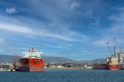 Un vaixell al Port de Tarragona.