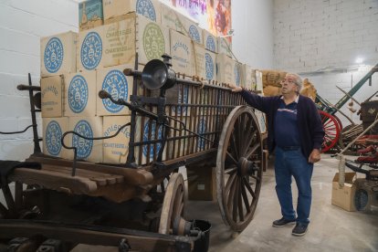 El col·leccionista Jordi Rovira guarda en les caixes originals ampolles de Chartreuse de l’antiga fàbrica de la marca a Tarragona, que va tancar l’any 1989.