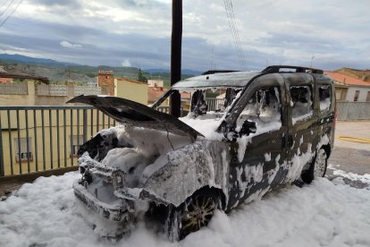 Imatge de la furgoneta incendiada.