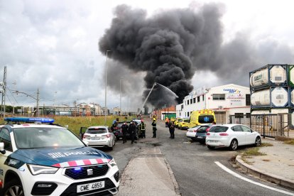 Imatge de la columna de fum provocada per l'incendi en una empresa al polígon Sud de Tarragona