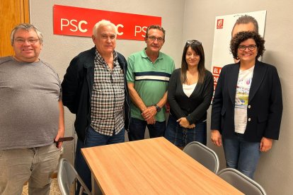 Fotografia de la nova comissió executiva del PSC de Montblanc amb Rosa Maria Ibarra, membre de la Mesa del Parlament de Catalunya.