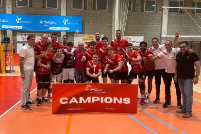 La plantilla del CV Sant Pere i Sant Pau celebrant la victòria amb el trofeu de campions de Lliga Catalana