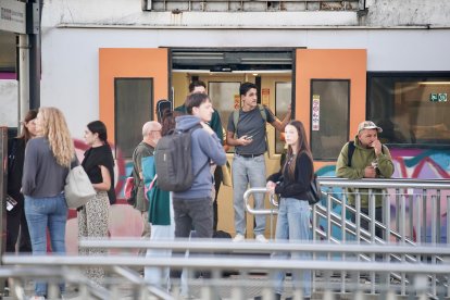 Usuaris a l'estació de Sant Vicenç de Calders.