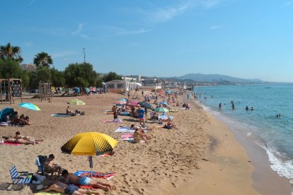 Imatge d'arxiu de la platja de l'Estació de Badalona.