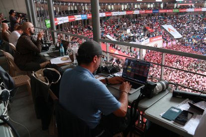 Diversos fotoperiodistes, entre ells Emilio Morenatti, durant el XXIX Concurs de Castells a Tarragona.