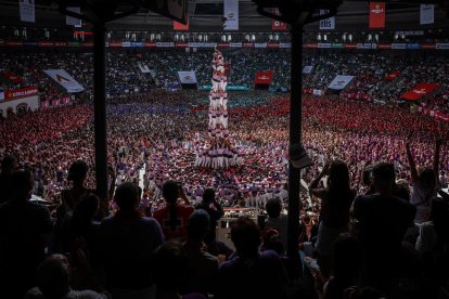 La Jove de Tarragona durant el 5 de 9 amb folre carregat en tercera ronda del Concurs de Castells .