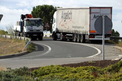 Trànsit de camions al pont de l'autovia A-2 a El Palau d'Anglesola.