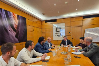 Imatge de la reunió de Félix Alonso (Comuns-Sumar) i Jordi Collado (ECP) amb José Antonio Santano, secretari d’Estat de Transports i Mobilitat Sostenible.