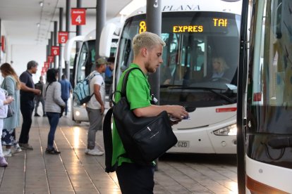 Un chico cogiendo la tarjeta T-10/120 antes de entrar al bus que sale de Tarragona y va directo a Barcelona.