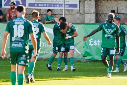 Els jugadors de l’Arenteiro celebrant un dels gols marcat al seu estadi aquesta temporada.