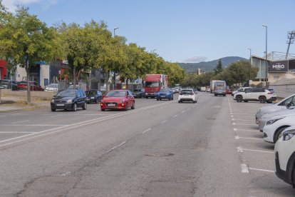 Aspecte actual del carrer de Recasens i Mercadé, amb dos carrils de circulació per sentit