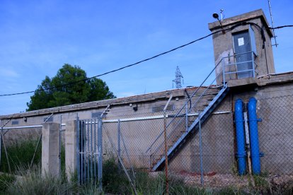 Canonades i estructures del dipòsit municipal d'aigua potable d'Amposta al polígon de Tosses.