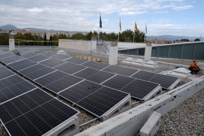 Imatge de les plaques instal·lades a la coberta de l'Ajuntament de Cambrils.