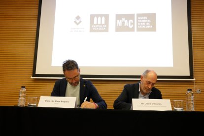 L'alcalde de Vila-seca, Pere Segura, i el president del MNAC, Jordi Oliveras, signen un conveni de col·laboració.