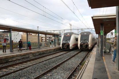 Un dels trens que fa el trajecte des de Sant Vicenç de Calders a Barcelona directe, a l'espera de sortir de l'estació.