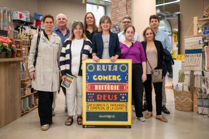 La regidora Noemí Llauradó amb representants de comerços històrics.