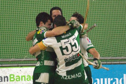 Els jugadors del CP Calafell celebrant una de les victòries de la temporada.