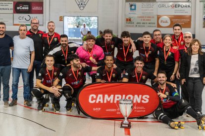 L’equip del CE Vendrell amb la copa de la Lliga Catalana OK Plata que van guanyar al Girona.