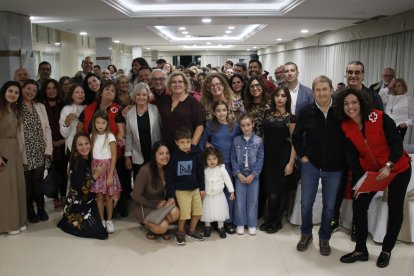 Fotografia de família dels assistents i voluntaris del Còctel-sopar solidari de la Creu Roja a Salou