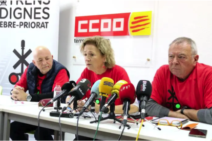 Valentí Marin, Cinta Galiana i Josep Casadó, portaveus de Trens Dignes, en roda de premsa a Tortosa.