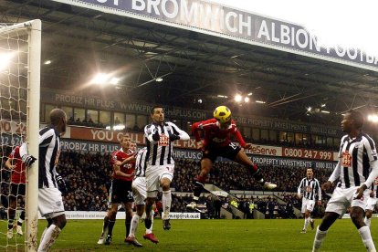 Imatge del futbolista mexicà Javier 'Chicharito' Hernández rematant de cap una pilota en un partit de Premier League.