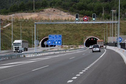 Dos vehicles i dos camions circulant pel túnel de Coll de Lilla.