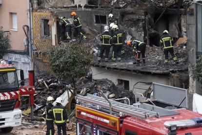 Bomberos de Santander recuperan el cuerpo sin vida de una persona entre los escombros del edificio que se ha derrumbado este sábado por una explosión