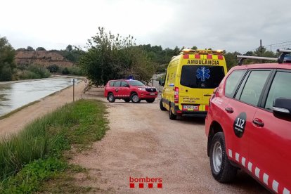 Imatge dels vehicles dels Bombers i l'ambulància del SEM al lloc dels fets