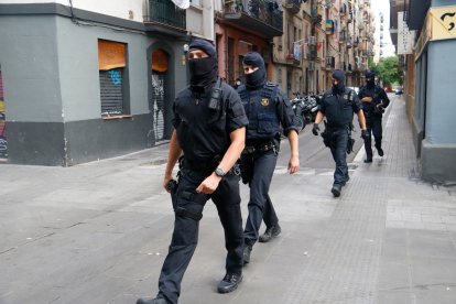 Diversos agents dels Mossos caminant durant un dispositiu antiterrorista a la Barceloneta.