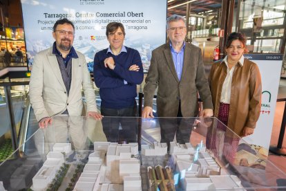 Daniel Milà, a l’esquerra de la imatge, durant una roda de premsa que va tenir lloc al Mercat Central l’any 2023.