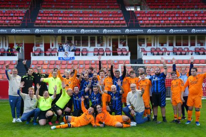 Els jugadors de la Fundación Real Madrid i de l’Inter de Milà celebrant haver arribat a la final acompanyats dels àrbitres.