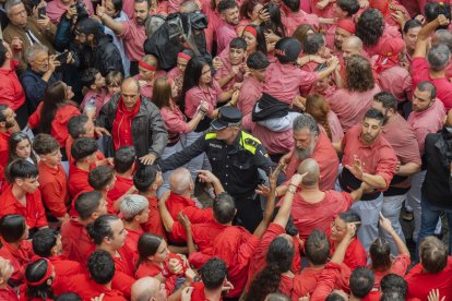 Imatge dels cossos de seguretat intervenint durant un moment tens en la Diada de Santa Úrsula.