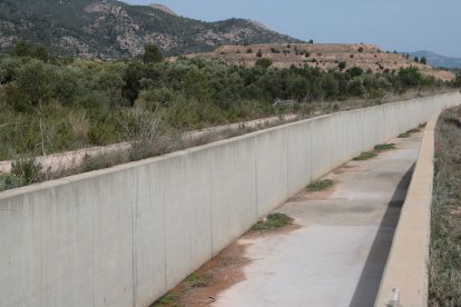 Canal Xerta-Sénia, a tocar d'una de les finques adherides al canal de regadiu.