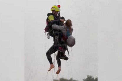 Captura d'un vídeo del rescat d'una dona amb les seves mascotes de la seva casa de fusta a Utiel inundada per la DANA.