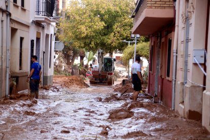 Veïns de Picanya netejant un dels carrers del municipi.