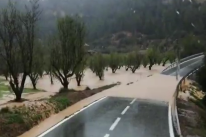 Imatge d'una carretera afectada per la DANA a l'Ebre.