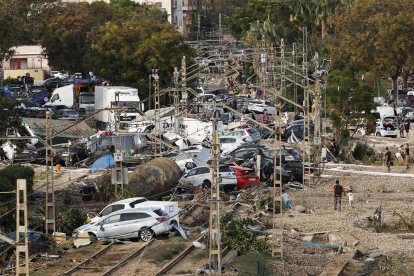 Vehículos amontonados sobre las vías del tren en Alfafar (Valencia), este viernes