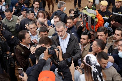 El rei Felip VI tacat de fang per la protesta dels veïns durant una visita a Paiporta